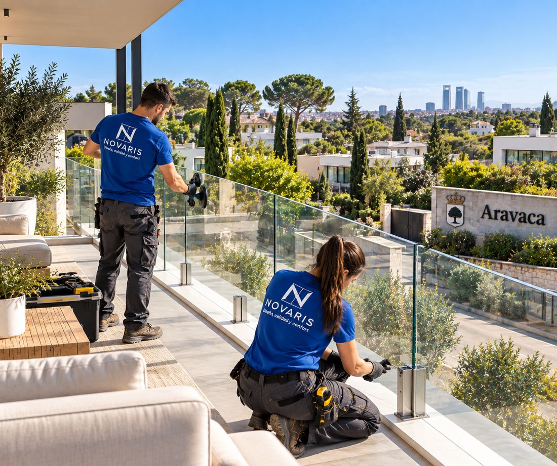 Instaladores de Novaris trabajando en la terraza de una vivienda de Aravaca