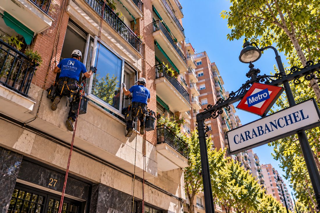 Instaladores de Novaris trabajando en la fachada de un bloque de Carabanchel